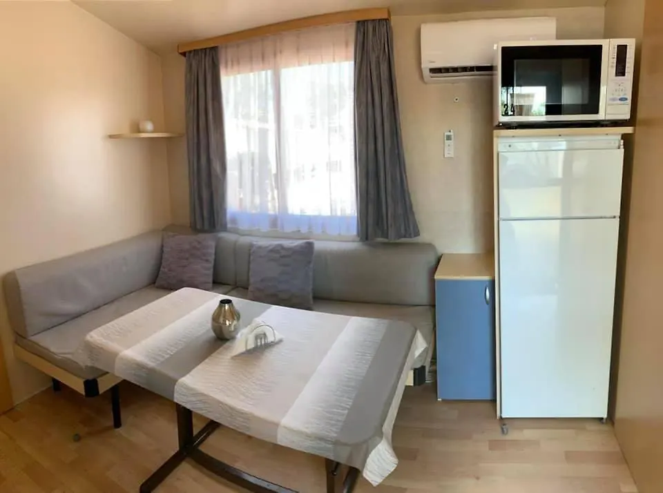 캠프장 Coral Mobile Home 프리블라카